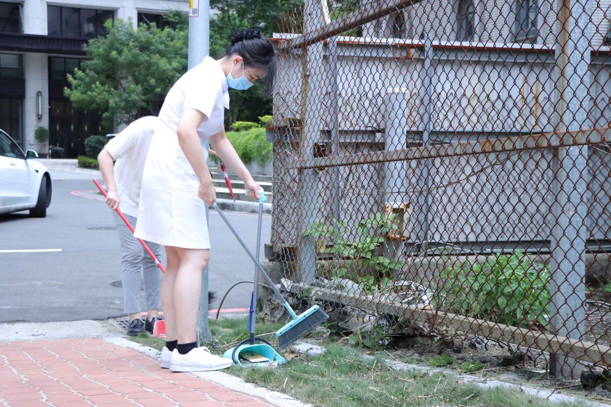 一年一度的員工淨街活動